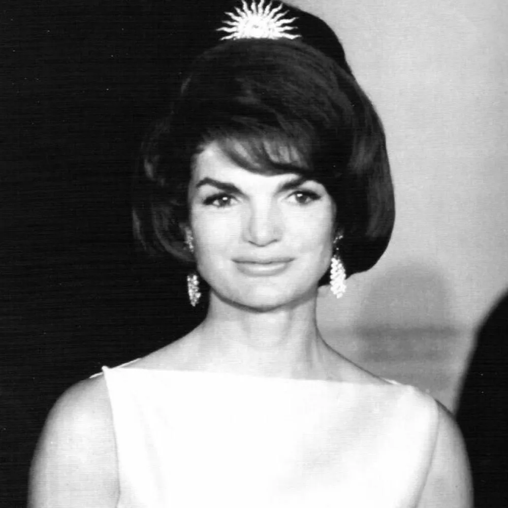 White House Historical Association First Lady Jacqueline Kennedy's Three-stranded pearl necklace Hot